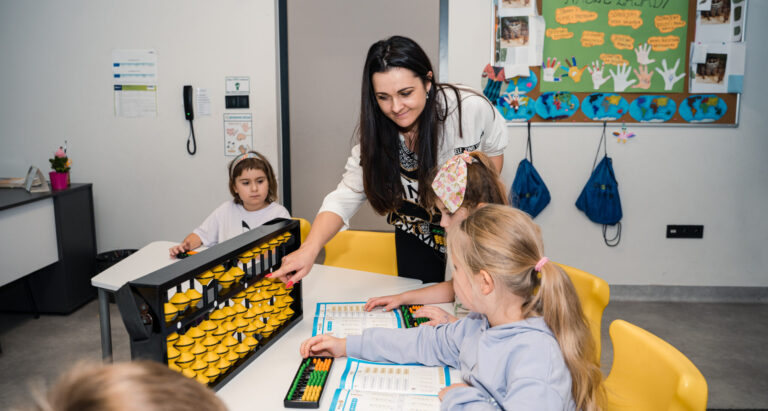 Indywidualne Podejście w Edukacji: Dlaczego To Takie Ważne Dla Rozwoju Twojego Dziecka?