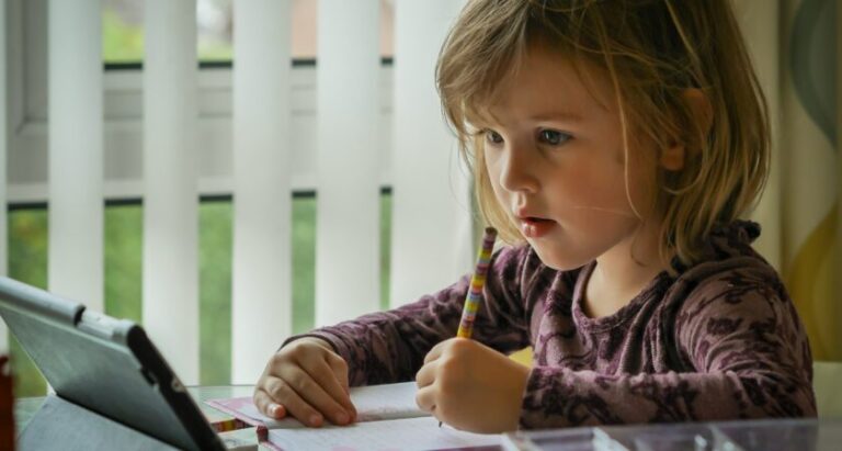 Co to są kompetencje cyfrowe i jak je rozwijać w szkole podstawowej?